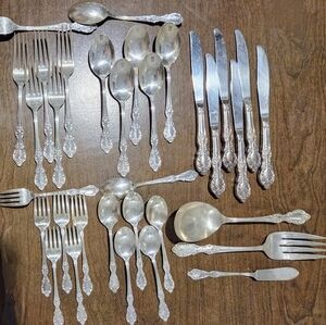 Elegant Vintage Wm Rogers Mfg Co Extra Plate 33 Piece Silverware 6 Settings